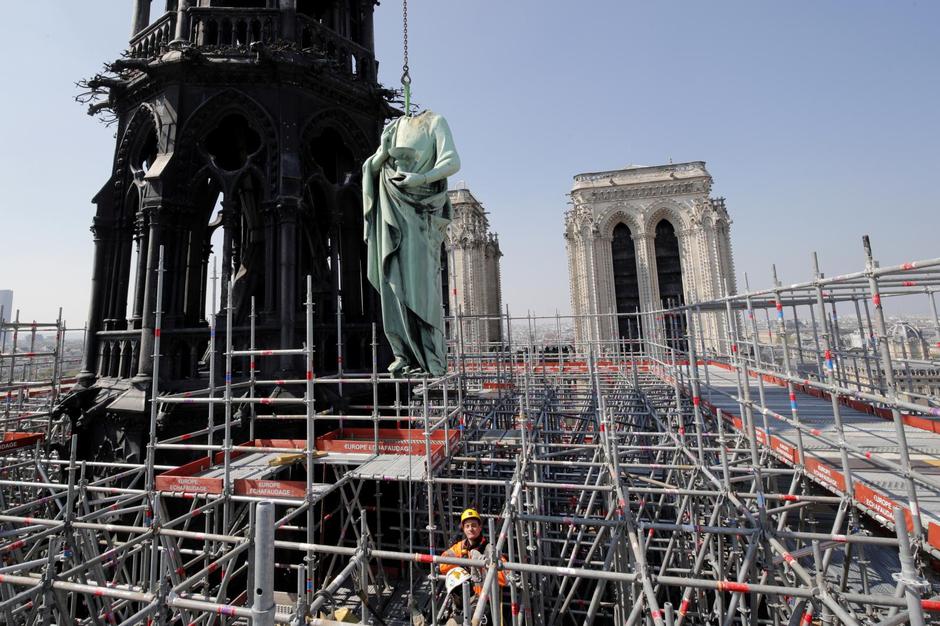 FILE PHOTO: A statue of Saint John is removed from the spire of Notre Dame cathedral by a crane before restoration work, in Paris | Autor: Philippe Wojazer/REUTERS/PIXSELL/REUTERS/PIXSELL