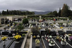 Policija istražuje devastiranje splitskog groblja: Po Lovrincu netko skuplja slike pokojnika?!