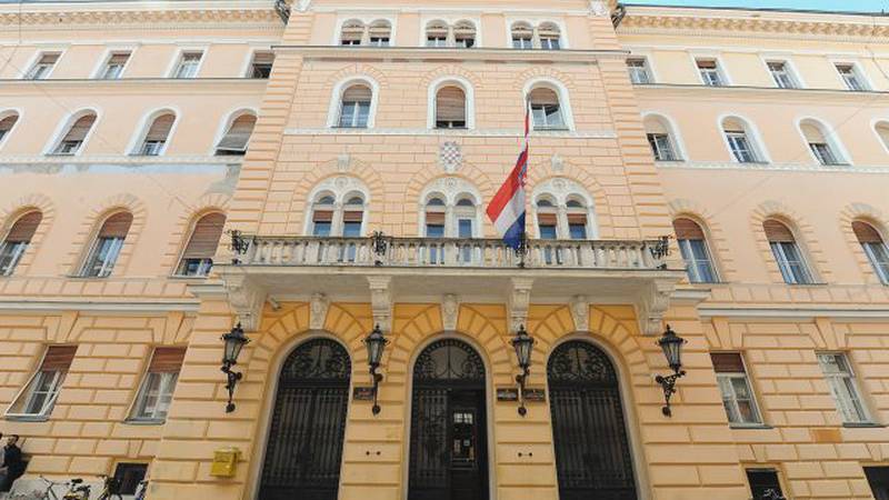 Zbog duga poznanika udarao po glavi, tjerao da ga masira i ljubi mu stopala. Sve snimao ženi...