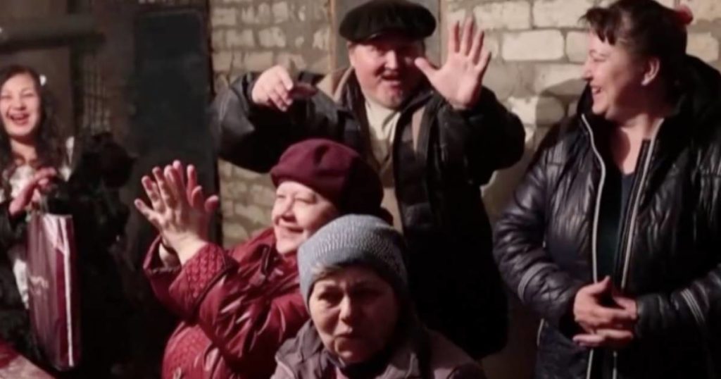 Pod zvukovima granatiranja: Ukrajinka slavi rođendan u skloništu u Luhanskoj Oblasti Pod zvukovima granatiranja: Ukrajinka slavi rođendan u skloništu u Luhanskoj Oblasti