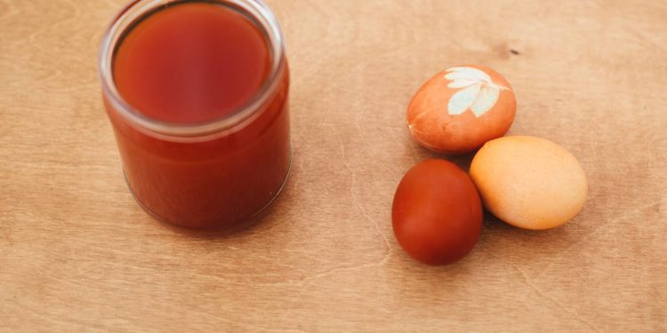 Prirodnim bojama obojite jaja i očuvajte okoliš Prirodnim bojama obojite jaja i očuvajte okoliš