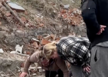 Shrvana majka: Oplakuje preminulog sina čije je tijelo pronađeno u šahtu izvan Kijeva