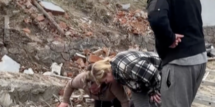 Shrvana majka: Oplakuje preminulog sina čije je tijelo pronađeno u šahtu izvan Kijeva