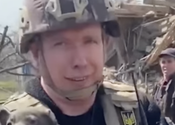 Ukrajinci spasili malog psa koji je ostao ispod ruševina nakon granatiranja u Mykhailivki