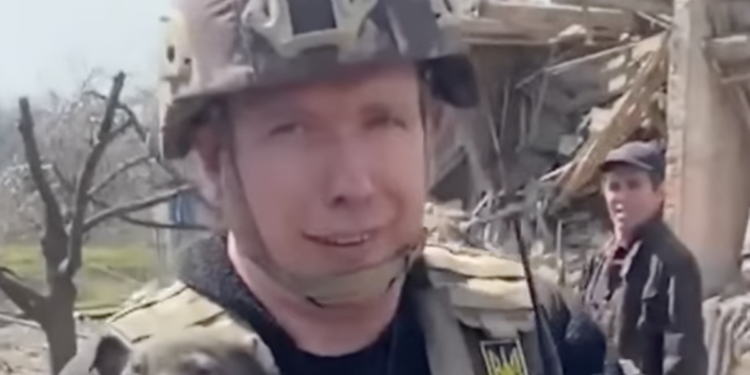 Ukrajinci spasili malog psa koji je ostao ispod ruševina nakon granatiranja u Mykhailivki