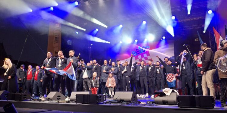 UŽIVO Spektakl na Trgu! Deseci tisuća navijača slave srebro. Ovaj će se dan dugo pamtiti