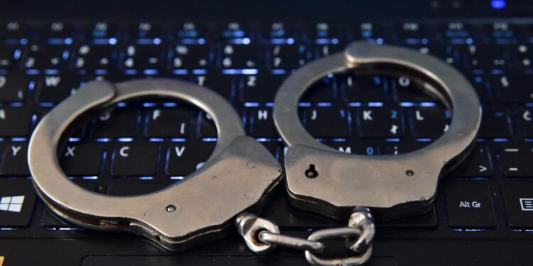 Provjerili smo navode o maškaranim osobama koje ‘uzimaju’ novac: Ne dijelite neprovjerene informacije, to može napraviti veliku štetu Provjerili smo navode o maškaranim osobama koje ‘uzimaju’ novac: Ne dijelite neprovjerene informacije, to može napraviti veliku štetu