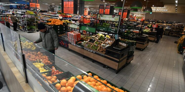 Trgovine moraju odvojiti police na kojima će biti samo proizvodi s ograničenom cijenom, Jurčić: Razvijamo politiku siromaštva