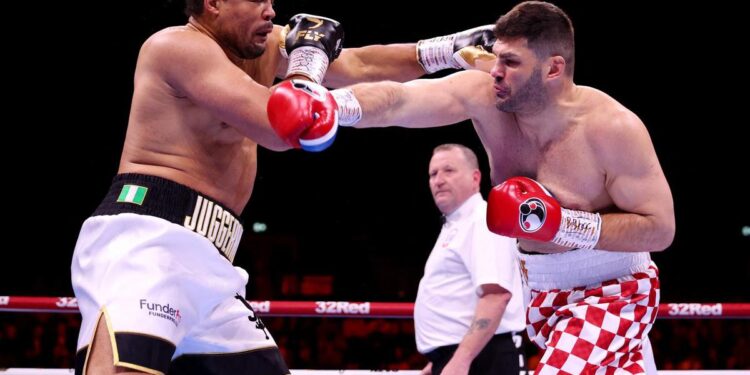 UŽIVO Hrgović zaradio posjekotinu iznad oka, obojica boksača pogađaju i izjednačeni su