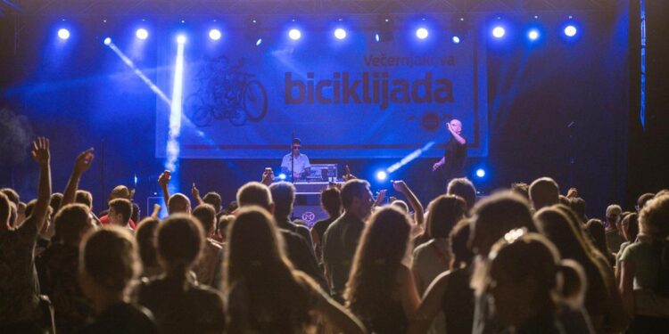 FOTO/VIDEO Kakva zabava na Vugrinščaku! Vojko V rasplesao Samobor, pozvao publiku na pozornicu
