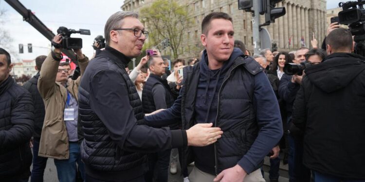 VIDEO Sin Aleksandra Vučića krenuo na engleske huligane, pogledajte što se zatim dogodilo