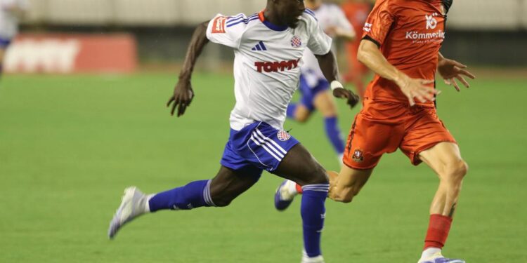 UŽIVO Hajduk dobio penal, a Gorica izravan crveni karton! Bijeli poveli na Poljudu UŽIVO Hajduk dobio penal, a Gorica izravan crveni karton! Bijeli poveli na Poljudu