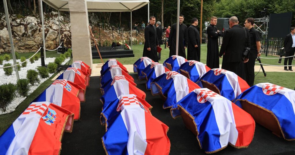 Pokopano 814 žrtava zločina partizana, JNA i komunizma. Kutleša: Bili su bačeni u Jazovku da ih se zaboravi