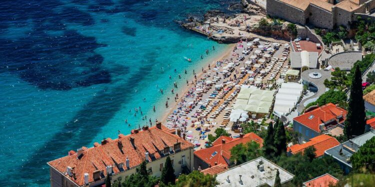 ‘Ovaj hrvatski grad uvodi ograničenje za turiste’. Preusmjeravanje turista s mora u unutrašnjost Hrvatske