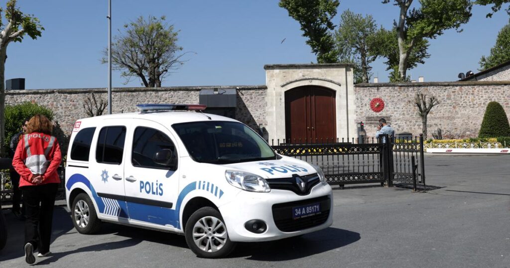 Maloljetnik sa sačmaricom upao u postaju i usmrtio dvojicu policajaca: Građani ga svladali, širi se video