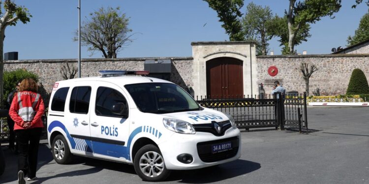 Maloljetnik sa sačmaricom upao u postaju i usmrtio dvojicu policajaca: Građani ga svladali, širi se video