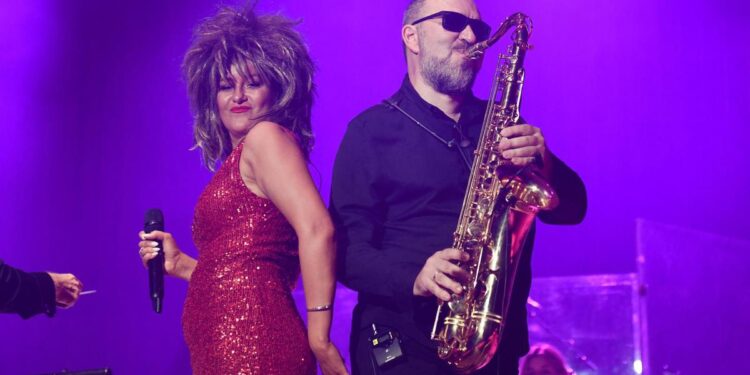 Spektakl u Lisinskom: Dino Jelusić i Julijana Vincan oduševili Zagreb izvedbama hitova Tine Turner Spektakl u Lisinskom: Dino Jelusić i Julijana Vincan oduševili Zagreb izvedbama hitova Tine Turner