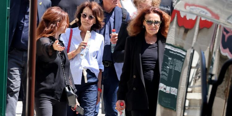 Slavna dizajnerica još čuva pismo prvog supruga koji je bio princ, a drugi suprug je priznao da je homoseksualac Slavna dizajnerica još čuva pismo prvog supruga koji je bio princ, a drugi suprug je priznao da je homoseksualac