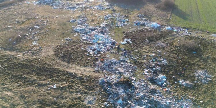 Mještani romskog naselja zaustavili podizanje nasipa, tvrde da ih se želi getoizirati