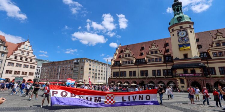Kockice okupirale Prag: Hrvatski navijači se uz harmoniku zagrijavaju za Veliku utakmicu Kockice okupirale Prag: Hrvatski navijači se uz harmoniku zagrijavaju za Veliku utakmicu