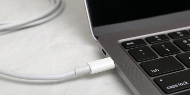 Stručnjak upozorio: Ova česta greška pri punjenju laptopa skratit će vijek trajanja baterije Stručnjak upozorio: Ova česta greška pri punjenju laptopa skratit će vijek trajanja baterije