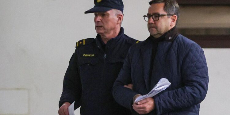 Mikulić i kum ostaju iza rešetaka! Sud poslušao USKOK, dobili istražni zatvor od 30 dana Mikulić i kum ostaju iza rešetaka! Sud poslušao USKOK, dobili istražni zatvor od 30 dana