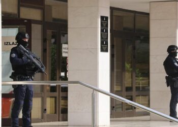 FOTO Duge cijevi na ulazu u zgradu: Pogledajte kako je to jutros izgledalo u Splitu