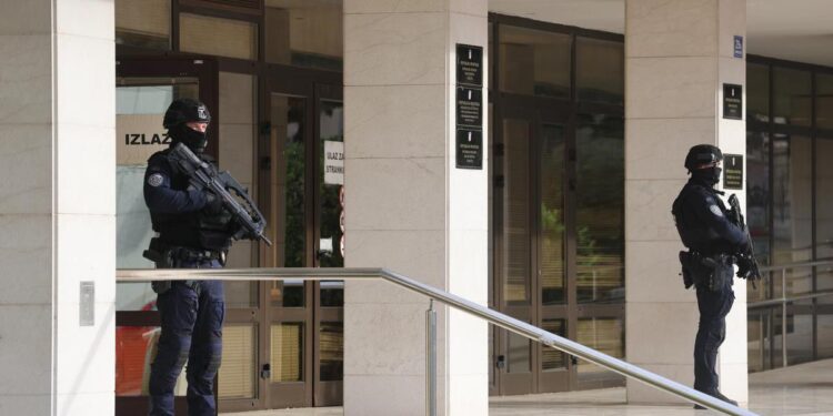 FOTO Duge cijevi na ulazu u zgradu: Pogledajte kako je to jutros izgledalo u Splitu FOTO Duge cijevi na ulazu u zgradu: Pogledajte kako je to jutros izgledalo u Splitu