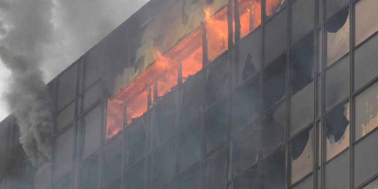 FOTO/VIDEO Ponovno je planuo požar na Vjesnikovoj zgradi