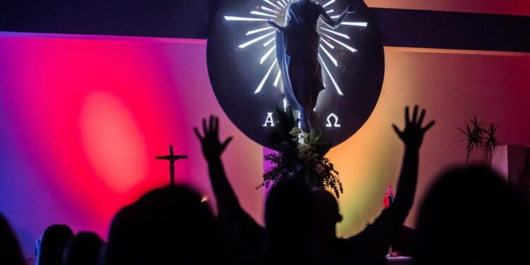 FOTO Molitve, kontemplacije i pjesme: Pogledajte kako se diljem Hrvatske sinoć slavio Holly Win FOTO Molitve, kontemplacije i pjesme: Pogledajte kako se diljem Hrvatske sinoć slavio Holly Win