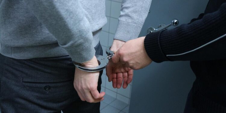 Uhićen lažni liječnik, ima samo 24 godine: Evo kako je prevario brojne Hrvate, imao je i pomoćnike Uhićen lažni liječnik, ima samo 24 godine: Evo kako je prevario brojne Hrvate, imao je i pomoćnike