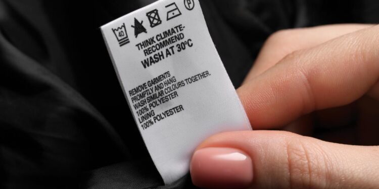 Znate li uopće što označavaju simboli na etiketama vaše odjeće? Donosimo vam mali vodič koji će spasiti vašu garderobu
