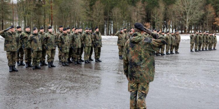 Očajnički traže nove vojnike: Predložili da se mlade regrutira ždrijebom, a nude plaću od 2.600 eura i vozačku gratis