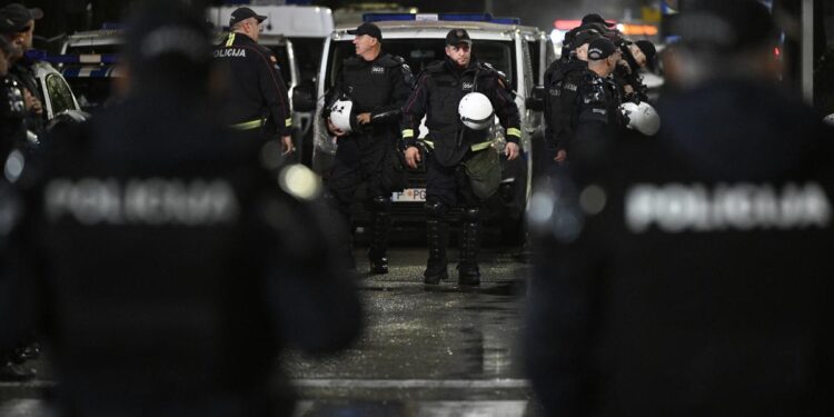 Bijesni navijači dočekali nogometaše, pljuvali ih i udarali šakama