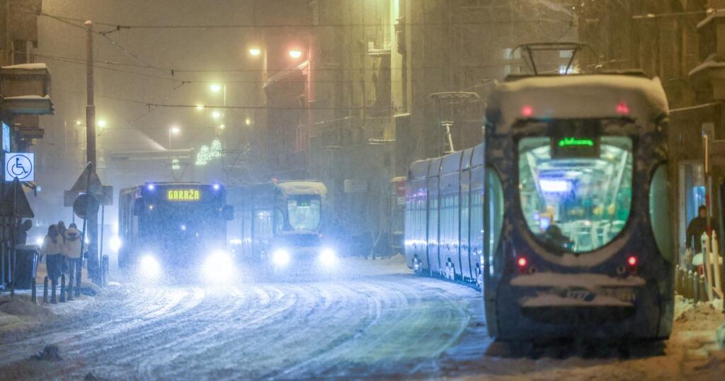 FOTO/VIDEO Snježni kaos u Zagrebu: Radnici brenerima odmrzavali tračnice, na terenu više od 400 ekipa