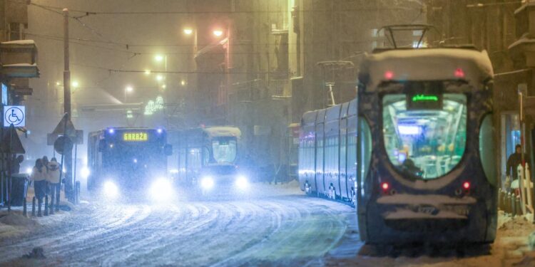 FOTO/VIDEO Snježni kaos u Zagrebu: Radnici brenerima odmrzavali tračnice, na terenu više od 400 ekipa