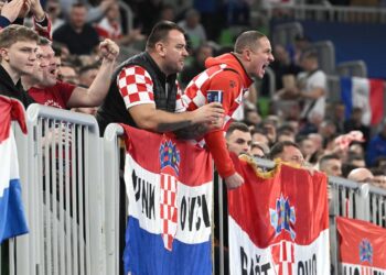 Zavladao kaos: Bijesni hrvatski navijači u Ljubljani bacali pune čaše piva na teren