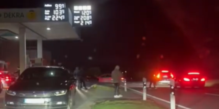 VIDEO Kaos na benzinskoj u Njemačkoj: Greškom prodavali jeftinije gorivo, ljudi punili bačve od 1000 litara VIDEO Kaos na benzinskoj u Njemačkoj: Greškom prodavali jeftinije gorivo, ljudi punili bačve od 1000 litara