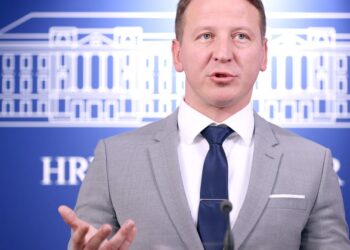 Zurovčeva višegodišnja kružna ruta traženja samoga sebe, od HDZ-a pa natrag u HDZ-ovo krilo, jeftini je politički self-help prepun izdaja