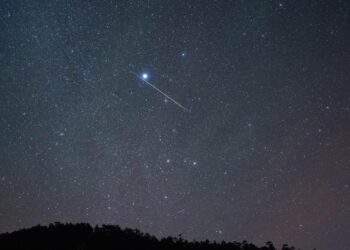 Dramatičan prizor na nebu: Vatrena kugla letjela iznad Europe, dio pao na krov kuće